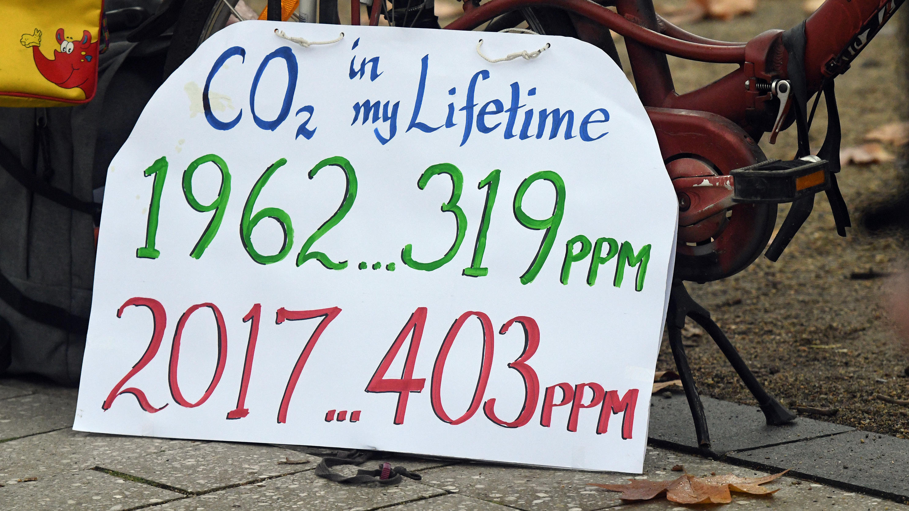 CO2 und der Klimawandel: Interessante Fakten um das berühmte Kohlendioxid Ein Schild in der Nähe des Tagungsortes des Weltklimagipfels zeigt am 06.11.2017 in Bonn (Nordrhein-Westfalen) die Entwicklung der Kohlendioxid-Konzentration in der Luft seit 1962. Foto: Henning Kaiser/dpa +++(c) dpa - Bildfunk+++