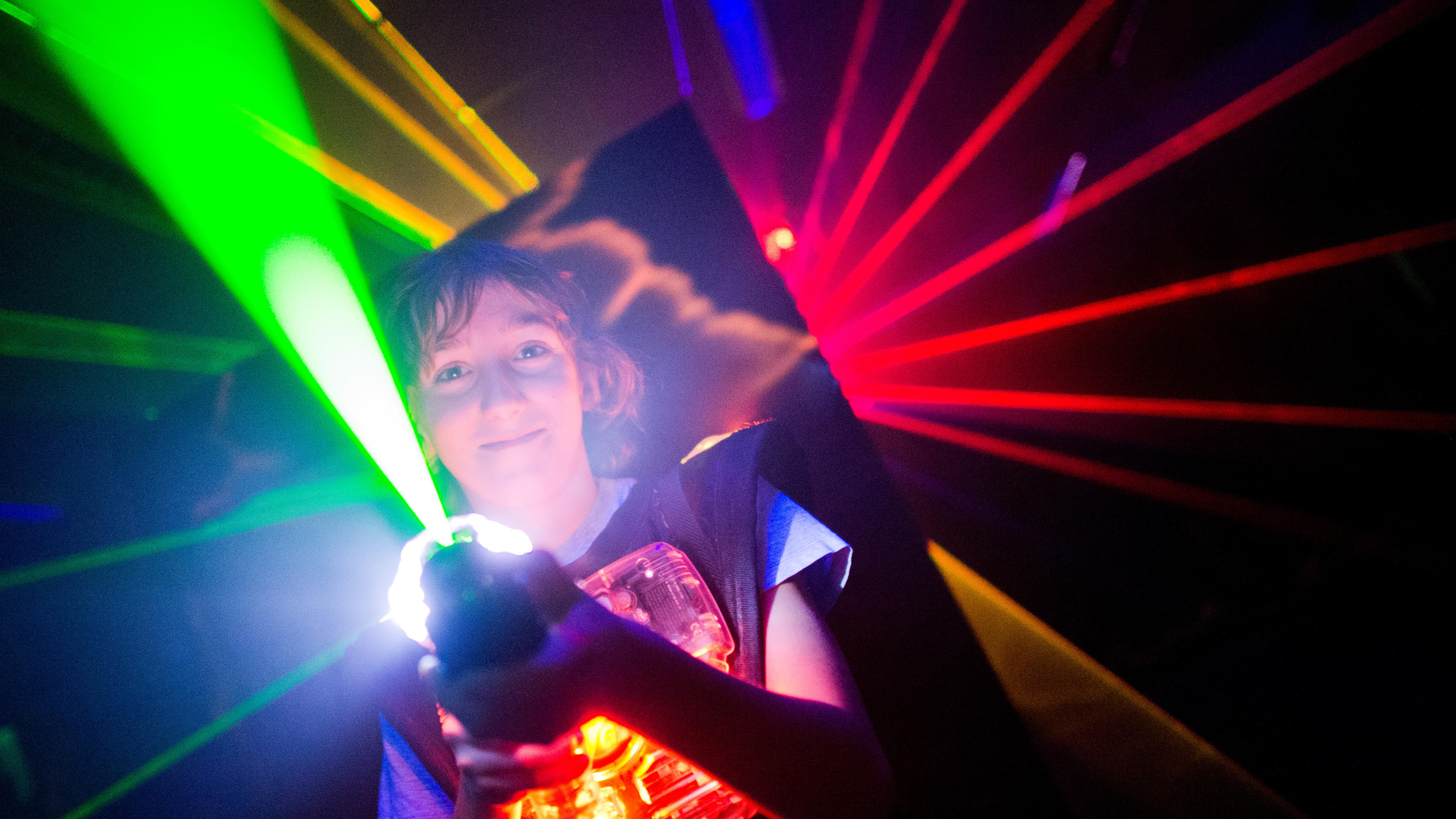 Was tun bei schlechtem Wetter in Düsseldorf? Ausflugsziele in Düsseldorf bei schlechtem Wetter für die ganze Familie: Lasertag Arena Düsseldorf