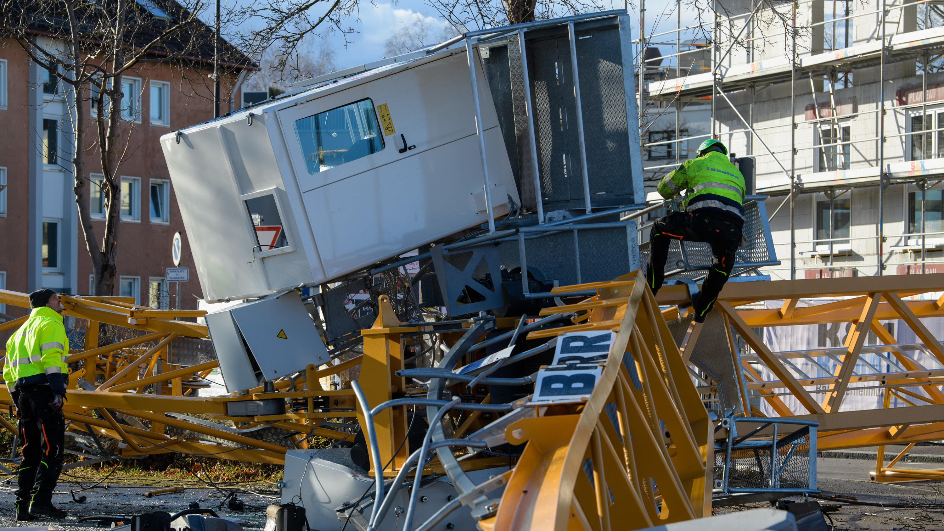 Unwetter: Wintersturm sorgt für viele Schäden Ein umgestürzter Baukran liegt in Germering in Bayern am Boden.