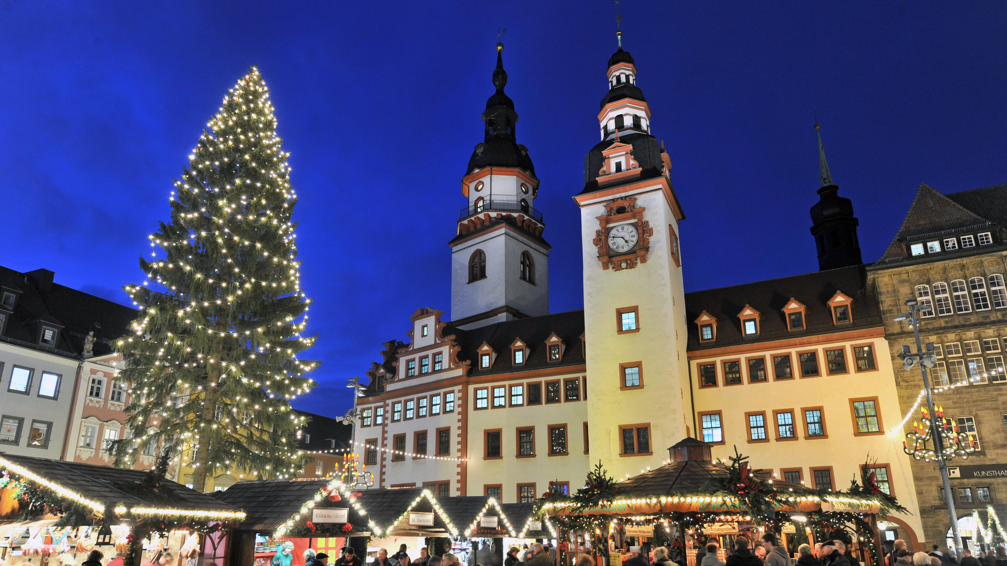 Weiße Weihnachten 2019 in Deutschland: Hier ist die Chance am größten In festlichem Licht strahlt der Chemnitzer Weihnachtsmarkt am 30.11.2011 vor dem Alten Rathaus der Stadt. Während der Schnee noch auf sich warten lässt und Temperaturen bis zu 13 Grad in keinster Weise vom Winteranfang künden, herrscht allabendlich r