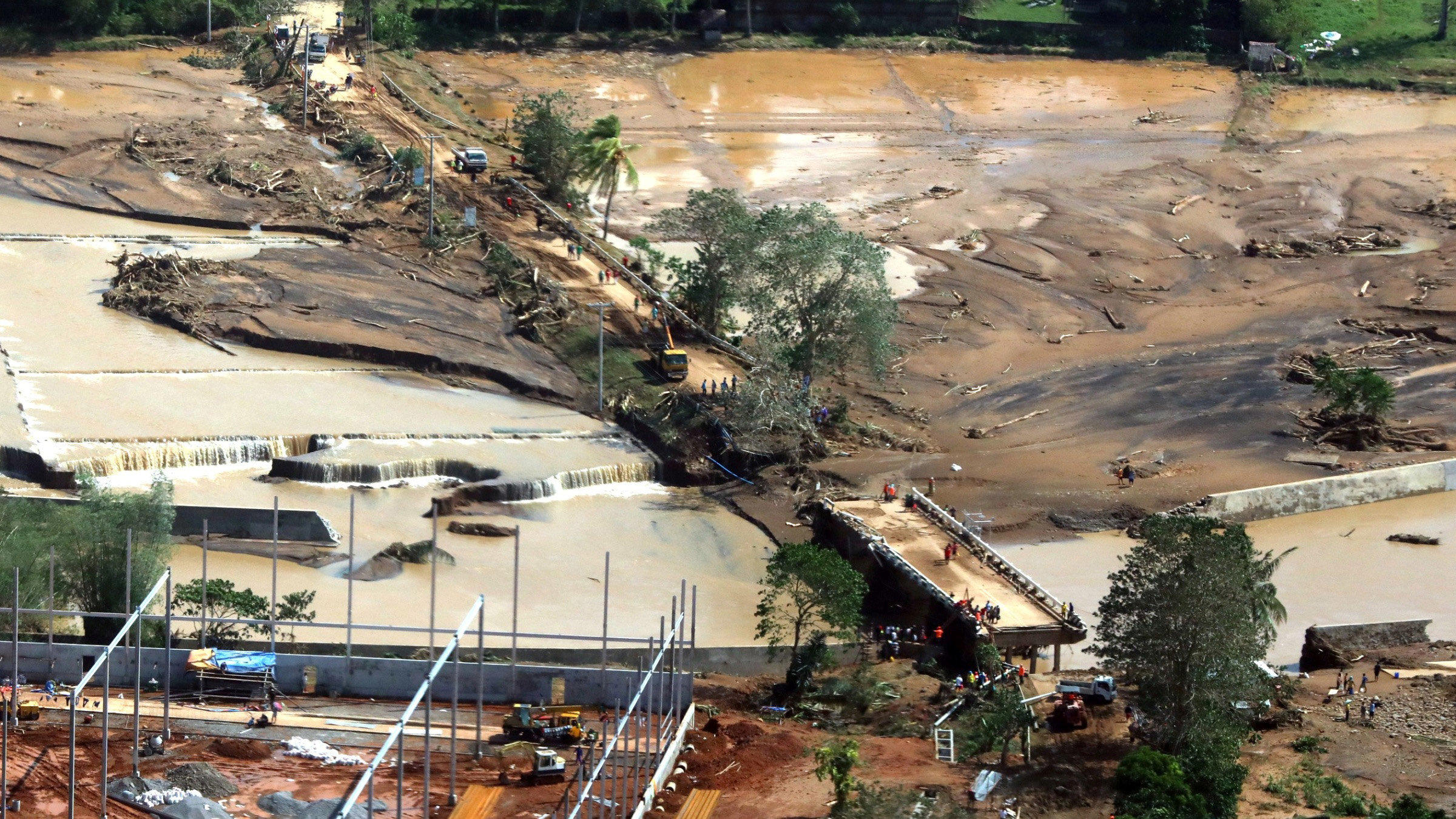 Philippinen: Mehr als 40 Tote durch Tropensturm Die zerstörte Caraycaray Brücke ind der Region Biliran.