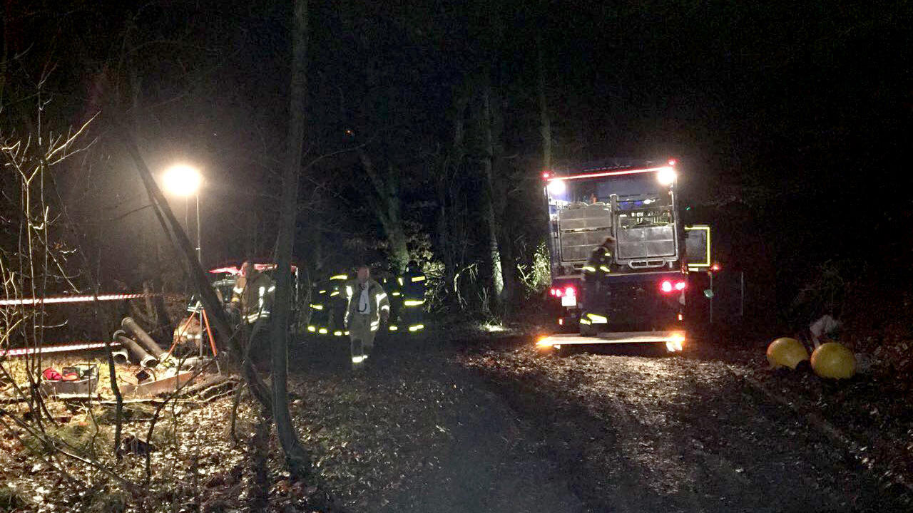 Kritischer Damm in Ratingen: Die größte Gefahr ist gebannt Die Feuerwehr und das THW wegen des drohenden Dammbruchs im Dauereinsatz.