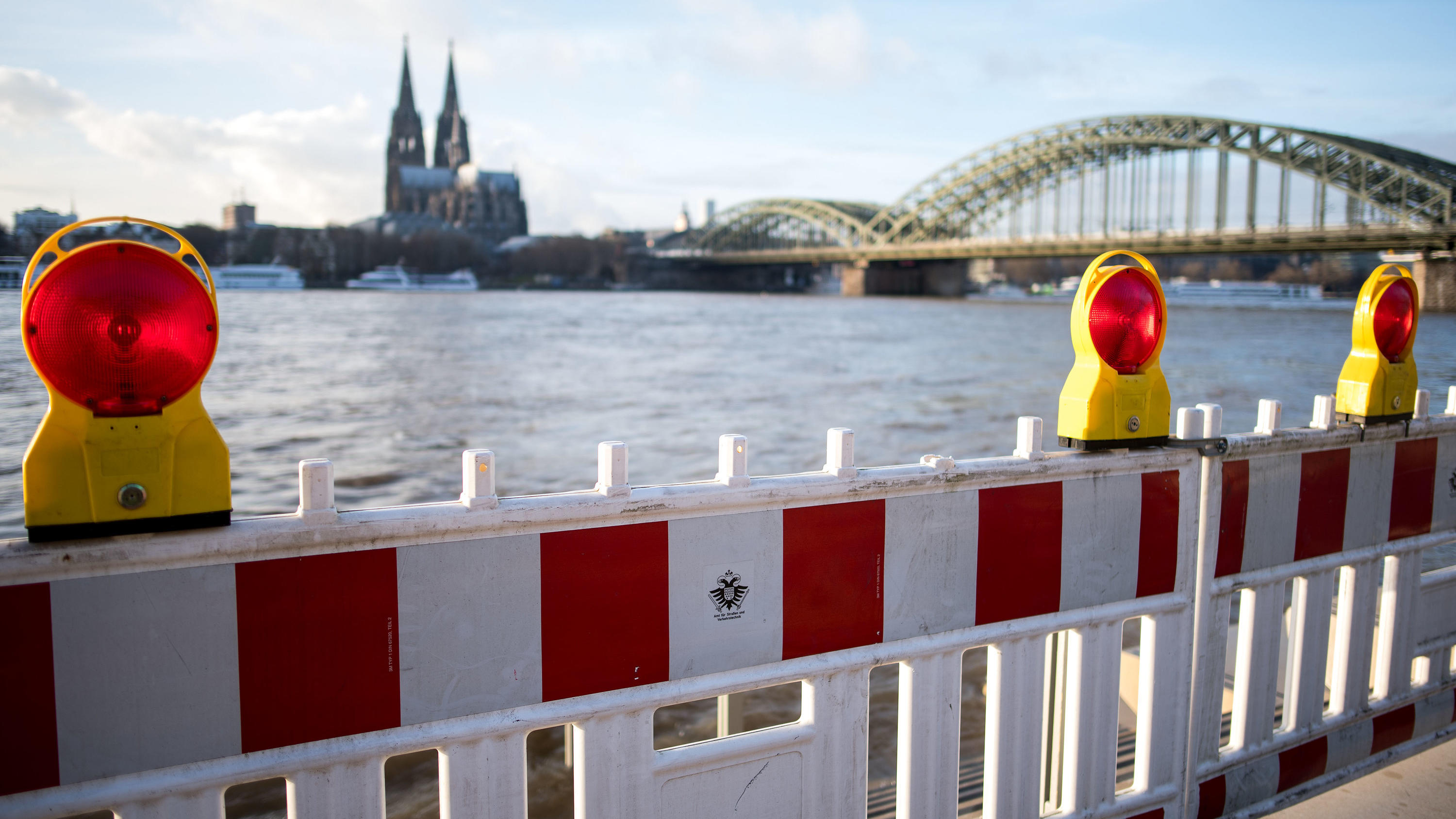 Die Flüsse sind am Limit Der Rheinboulevard in Köln (Nordrhein-Westfalen) wird wahrscheinlich wegen Hochwasser gesperrt.