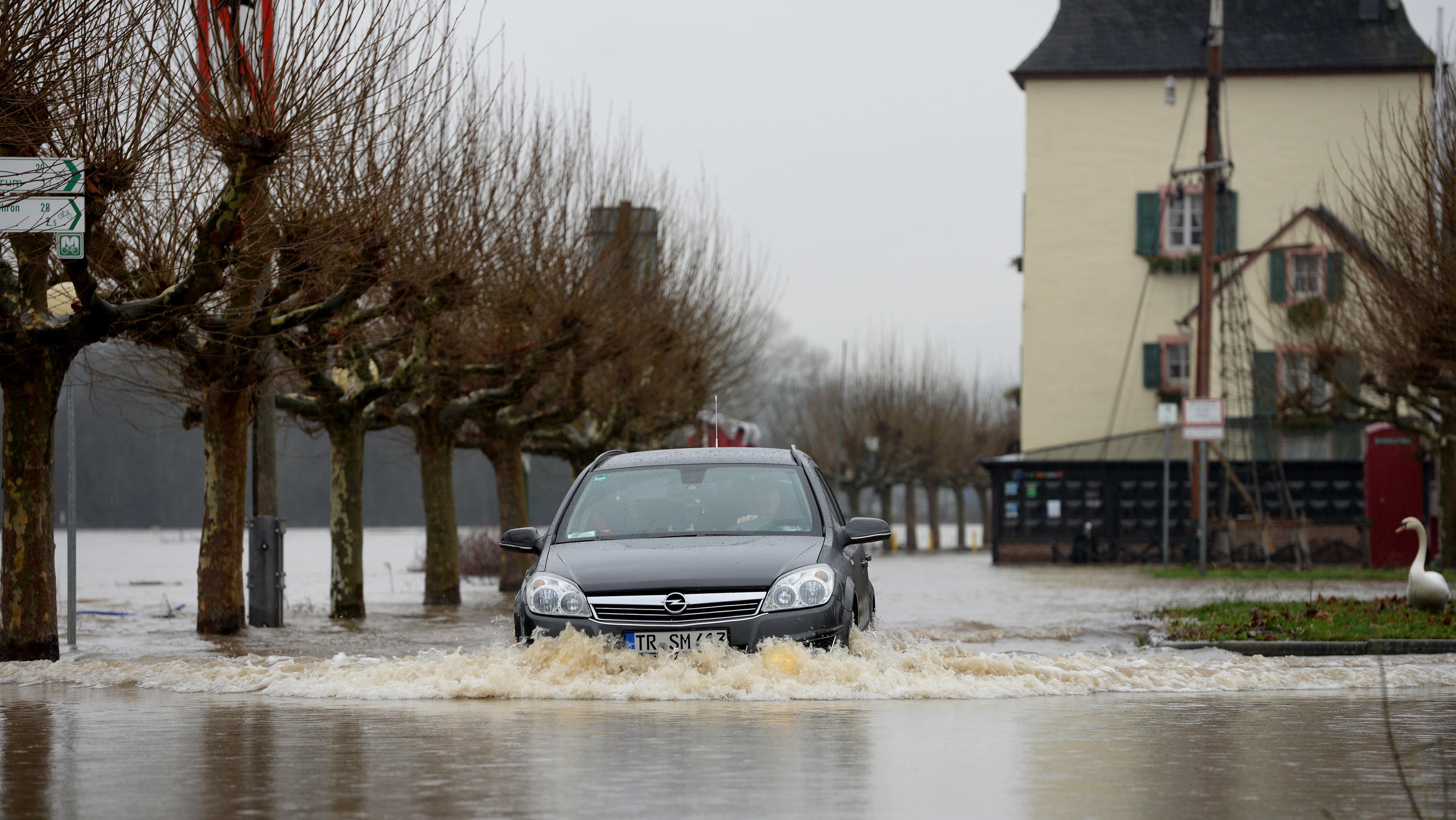 Hochwasser: Die Flüsse im Westen sind voll - Schifffahrt wird eingestellt Hochwasser an der Mosel