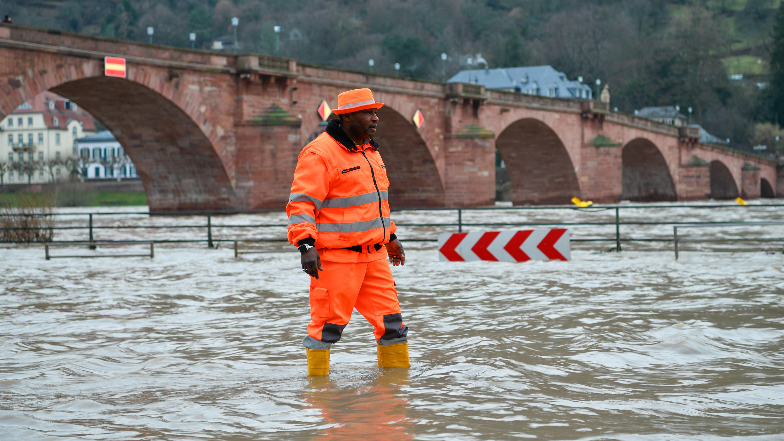 Hochwasser: Die Flüsse im Westen sind voll - Schifffahrt wird eingestellt Hochwasser in Heidelberg: Der Wasserstand des Neckars fällt jetzt wieder.