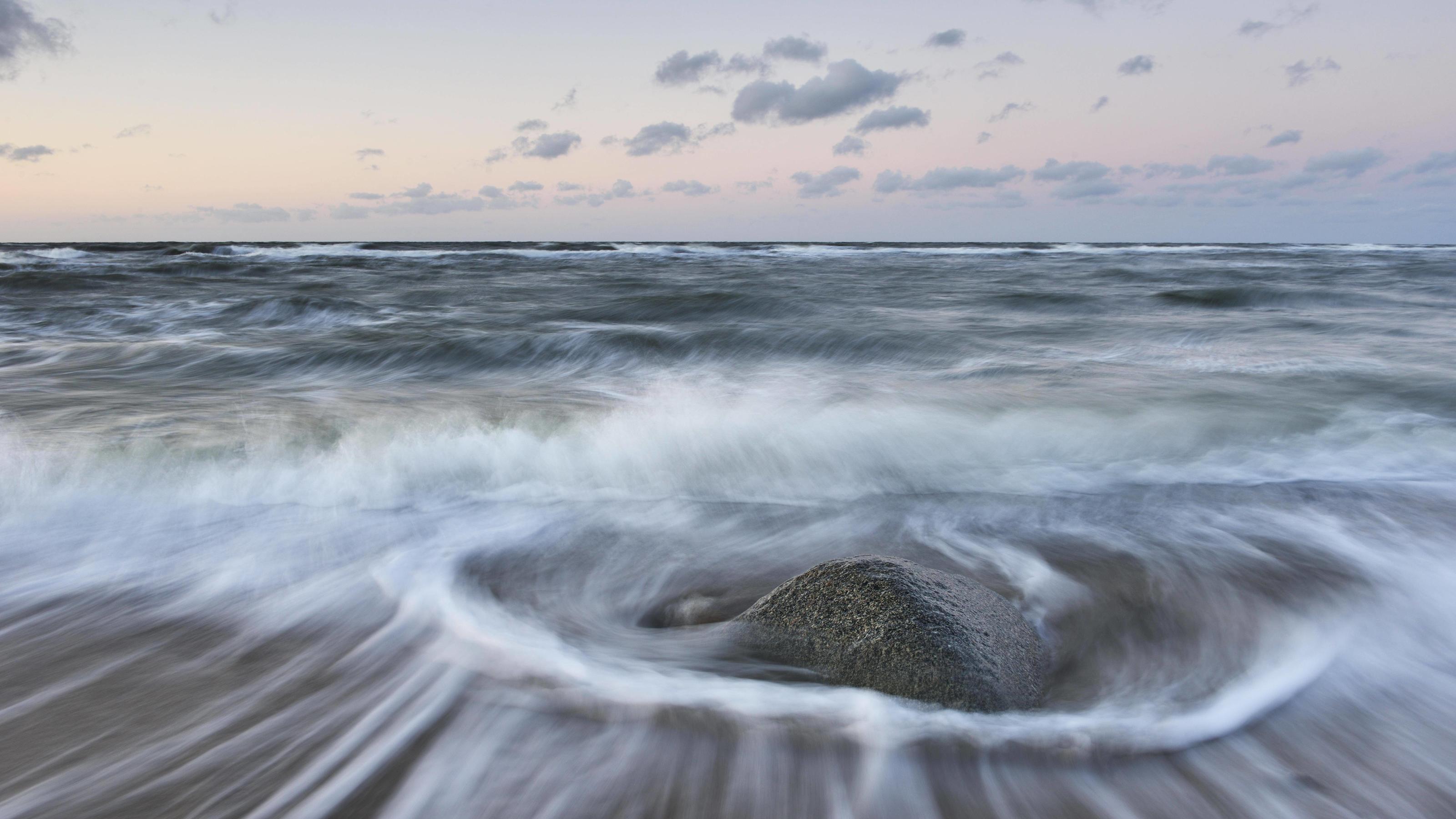 Corona macht die Welt ganz leise Großer Stein am Strand, von Wasser in der Brandung umspült, Ostseeküste bei Bakenberg, Rügen, Mecklenburg-Vorpommern, Deutschland, Europa *** Large stone on the beach by water in the surf coast at Beacon Hill lapped Rügen, Mecklenburg-Vorpommern Germ