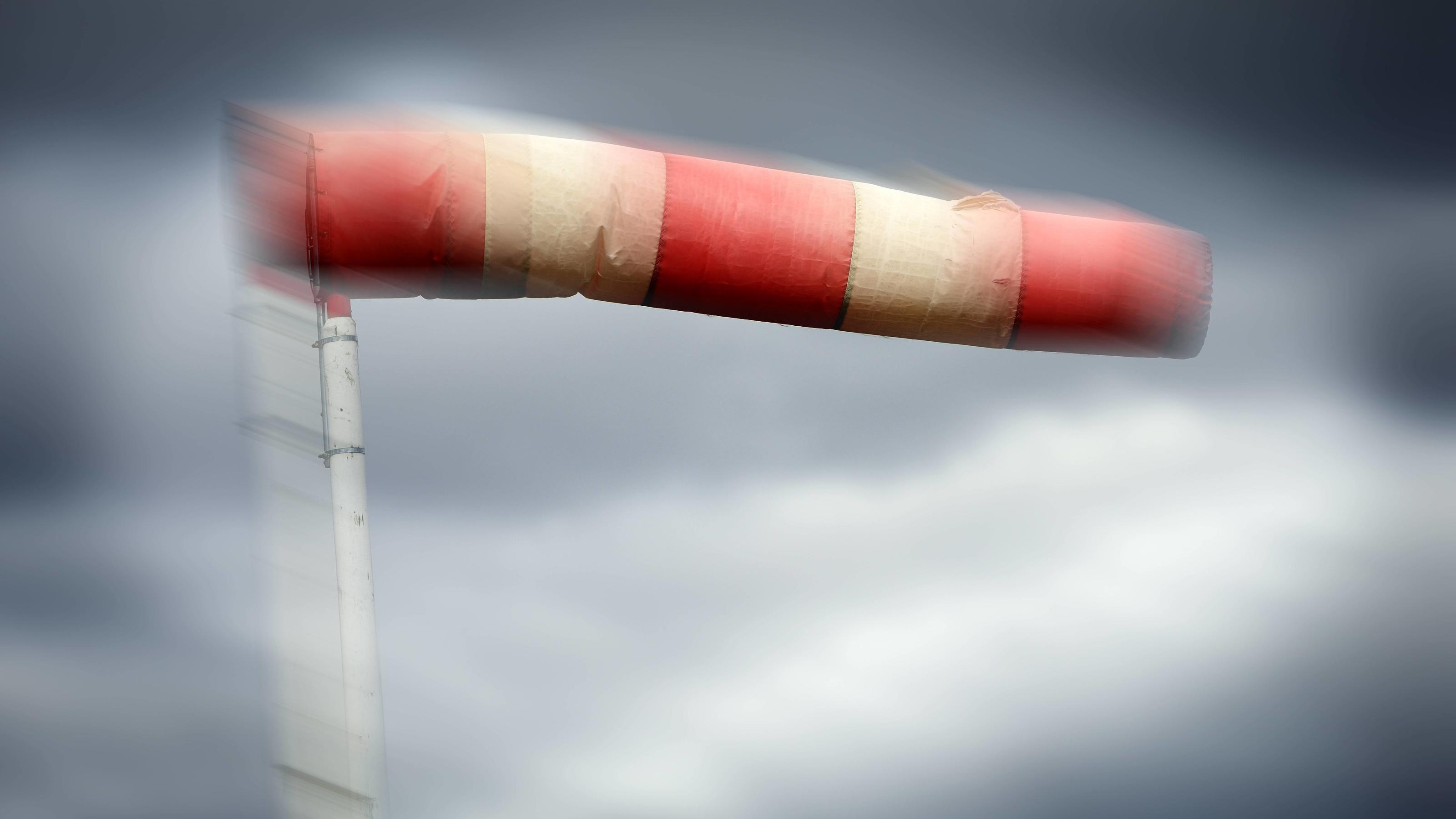 Frankreich-Sturm bringt Wetter-Chaos nach Deutschland Windfahne, Sturm