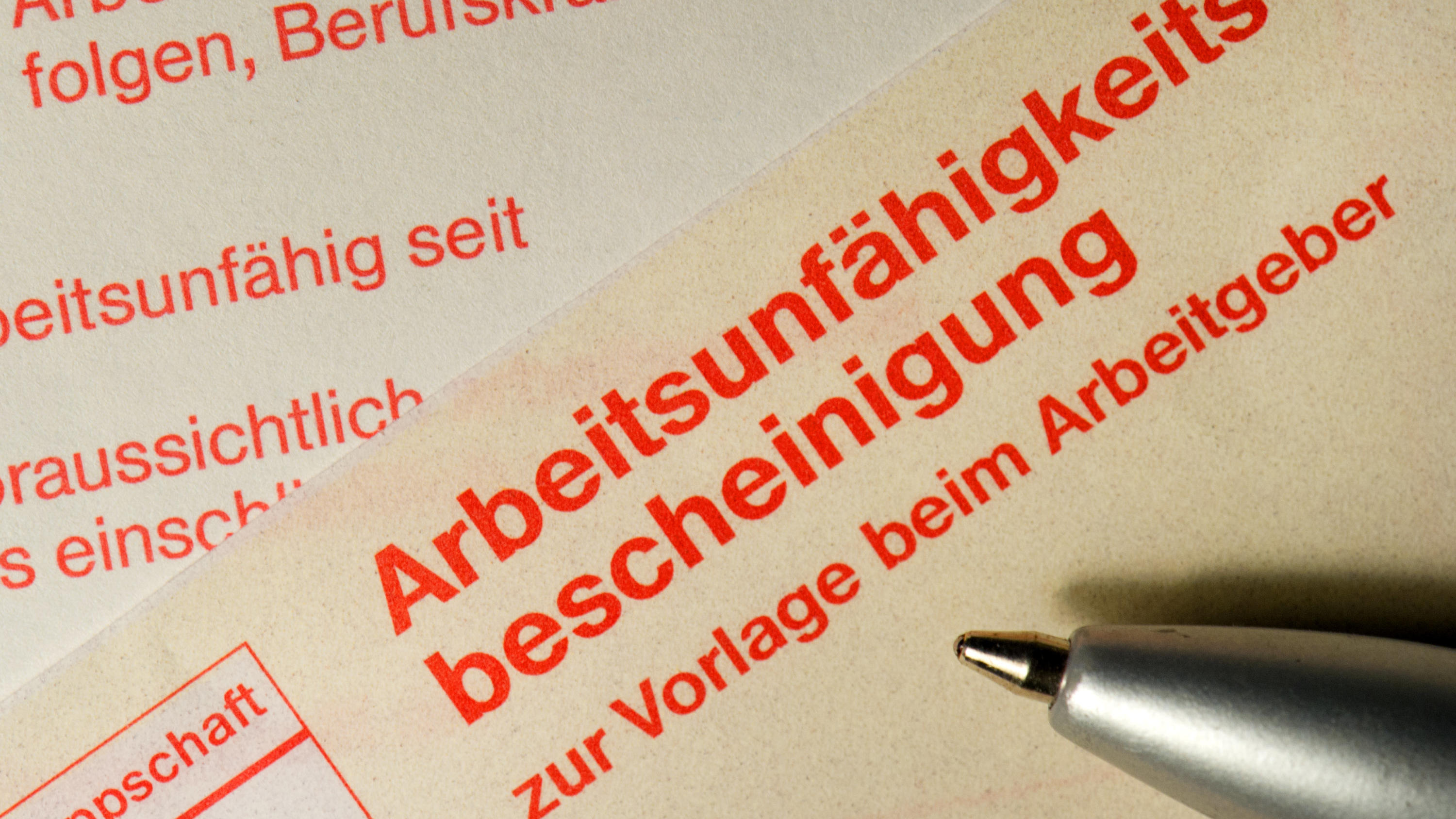 Entschlüsselt: Das bedeutet der Code auf Ihrer Krankmeldung ARCHIV - ILLUSTRATION - Eine Arbeitsunfähigkeitsbescheinigung zur Vorlage beim Arbeitgeber liegt am 14.11.2012 in einem Haushalt in Dresden (Sachsen). Foto: Arno Burgi/dpa (zu dpa "Studie: Schlechte Unternehmenskultur gefährdet die Gesundheit" vo