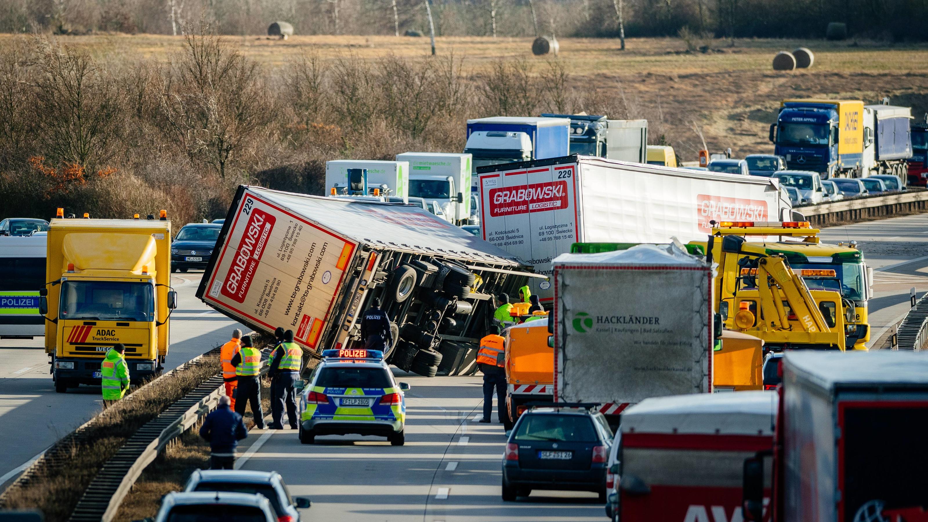 Die schlimmsten Wetter-Kapriolen im Januar Orkan Friederike wütet über Deutschland: Ein Umgestürzter Lkw auf der A71 in Richtung Schweinfurt zwischen AS Bindersleben und Erfurter Kreuz.