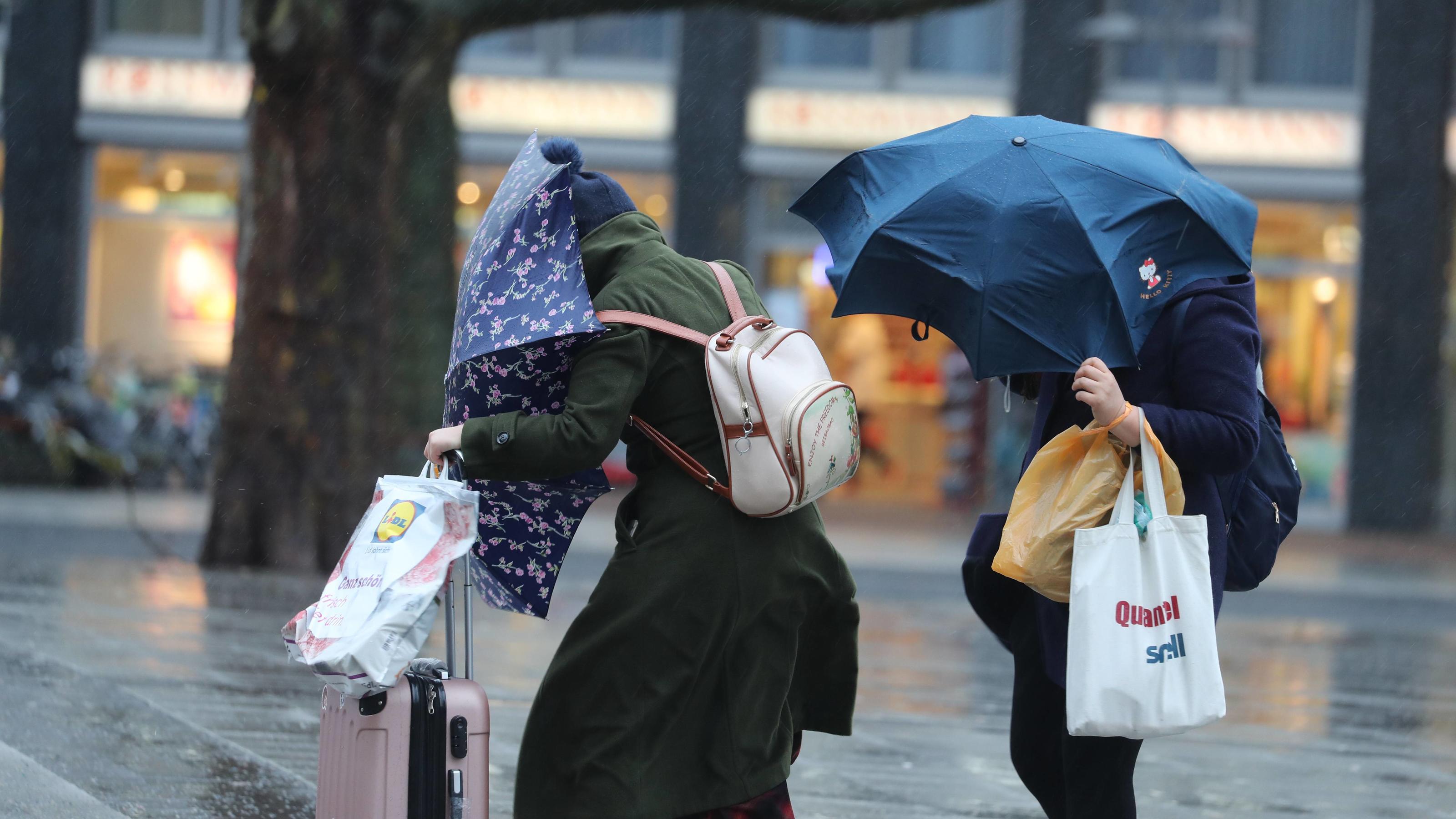 Die 3 größten Orkane der vergangenen zehn Jahre Hannover, Das Sturmtief Friederike hat Hannover erreicht, Orkan, Sturm, Passanten kämpfen mit Regenschirmen gegen den Sturm an, umgeschlagener Schirm, Regenschirm, *** The storm Friederike Hannover is Hannover Hurricane Storm reached passers-by strug