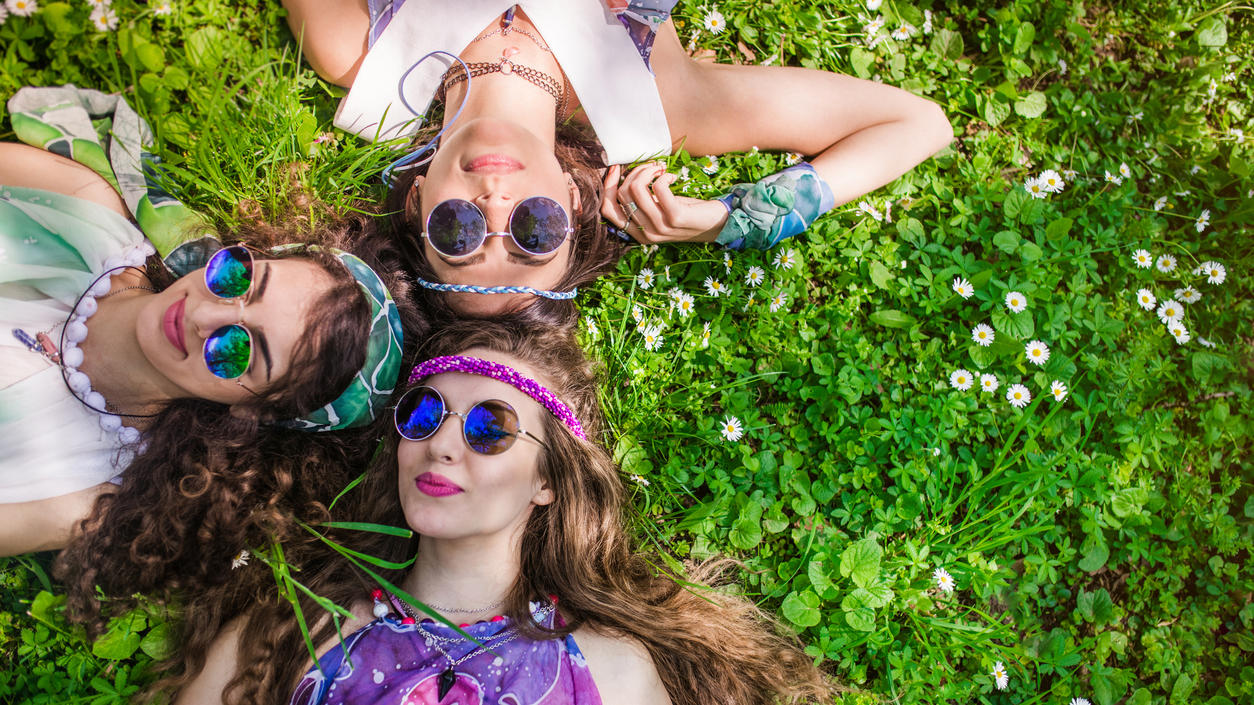 Der erste Hitzetag des Jahres 2020: Die 30 Grad sind geknackt Beautiful girls of hippie laying on the grass and daisy flowers