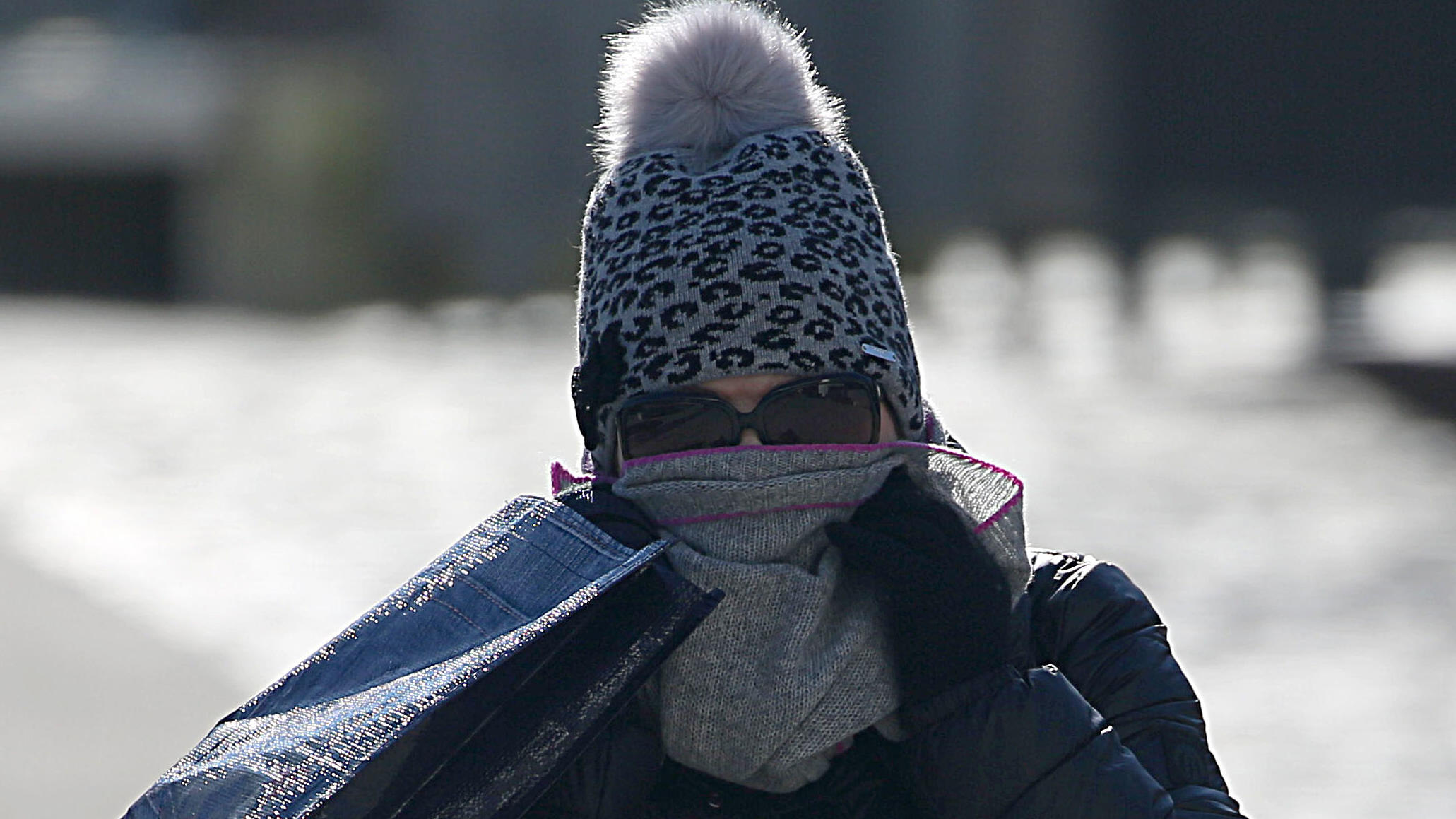 Winter endet eiskalt - Nordostwind bringt uns Bibberfeeling 27.02.2018, Nordrhein-Westfalen, Köln: Eine Frau geht mit Schal im Gesicht durch die Stadt. Foto: Oliver Berg/dpa +++ dpa-Bildfunk +++