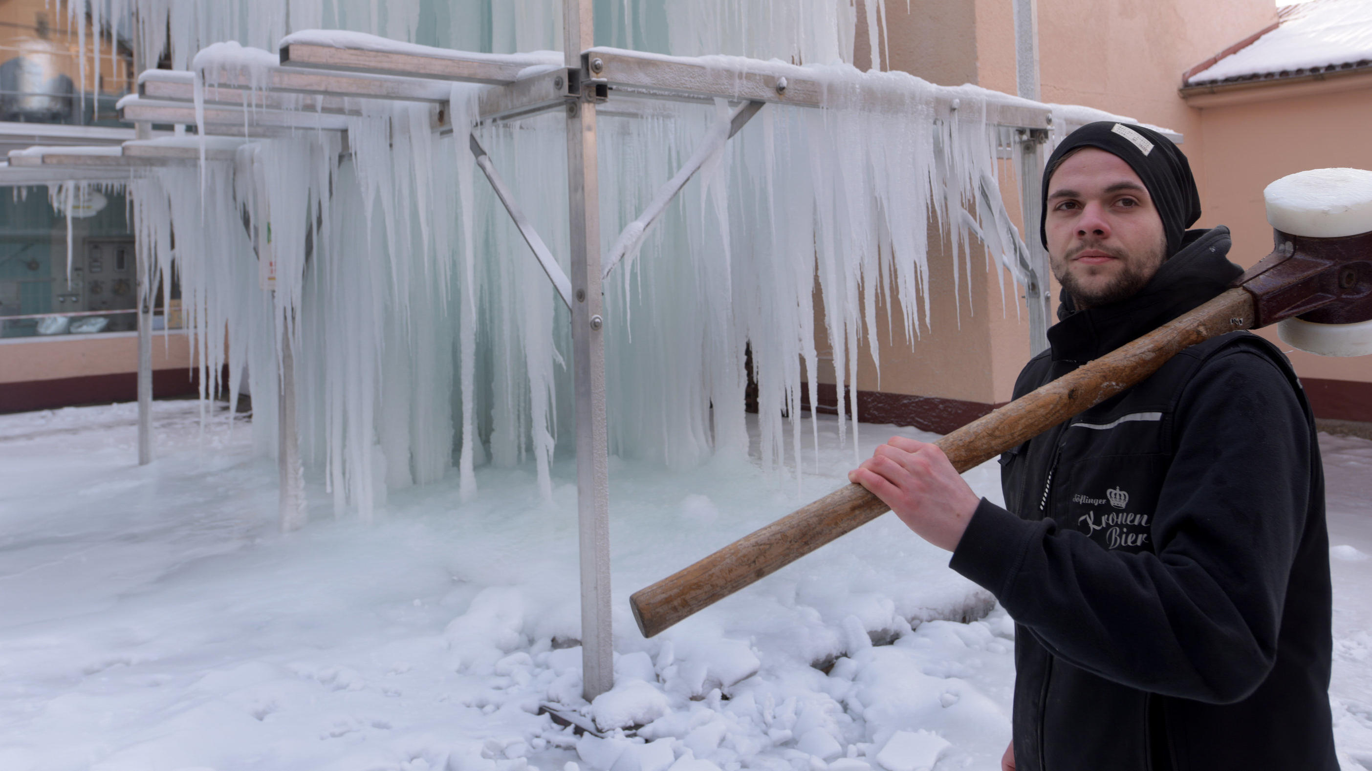 Immer noch wahnsinnig kalt. Aber es wird bald wärmer Der Ulmer Eisgalgen wächst.