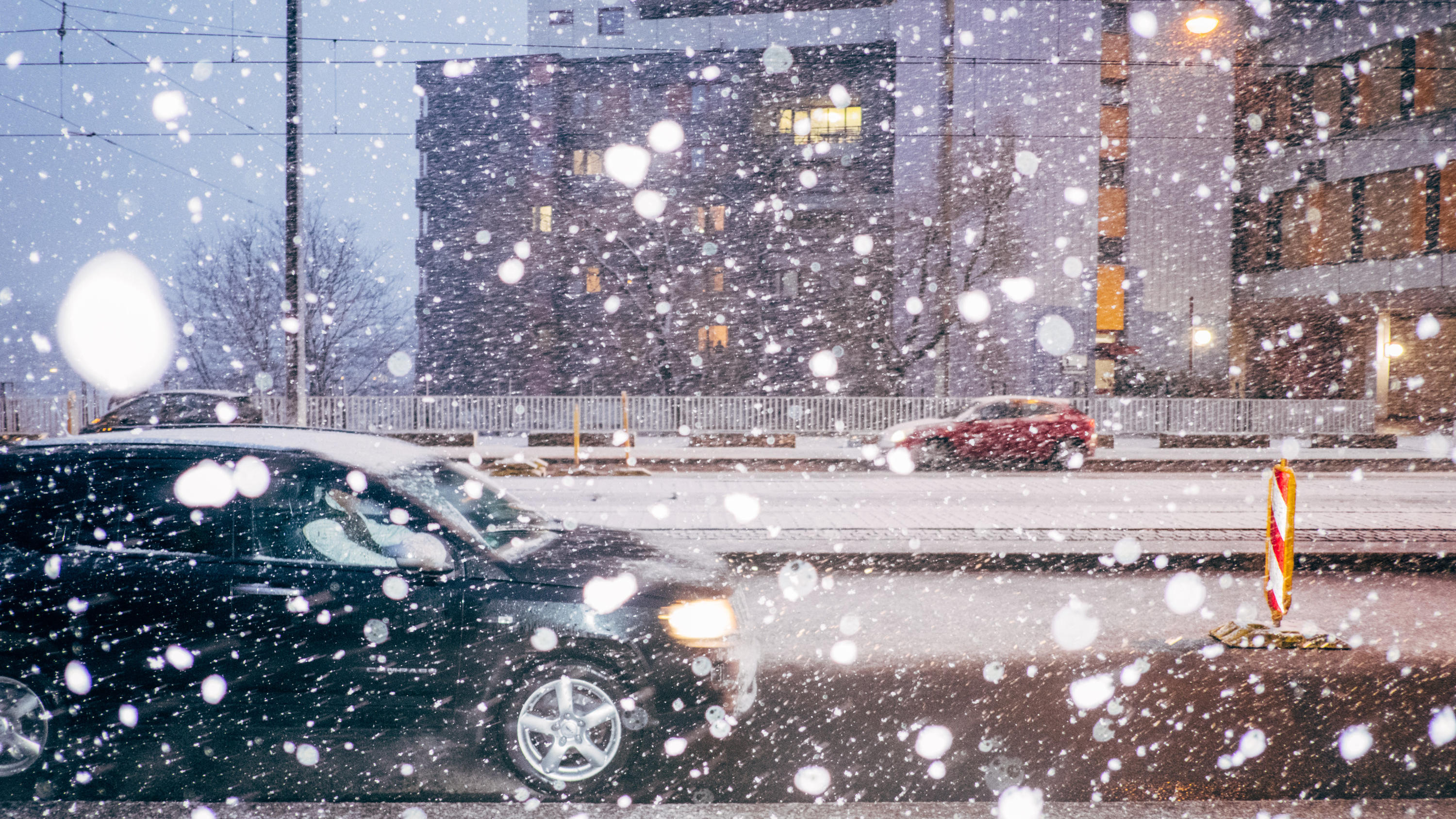 Der Winter schlägt zurück: Bis zu 50cm Neuschnee 12.02.2018, Niedersachsen, Hannover: Autos fahren in Linden durch den Schneeregen. Foto: Ole Spata/dpa +++ dpa-Bildfunk +++