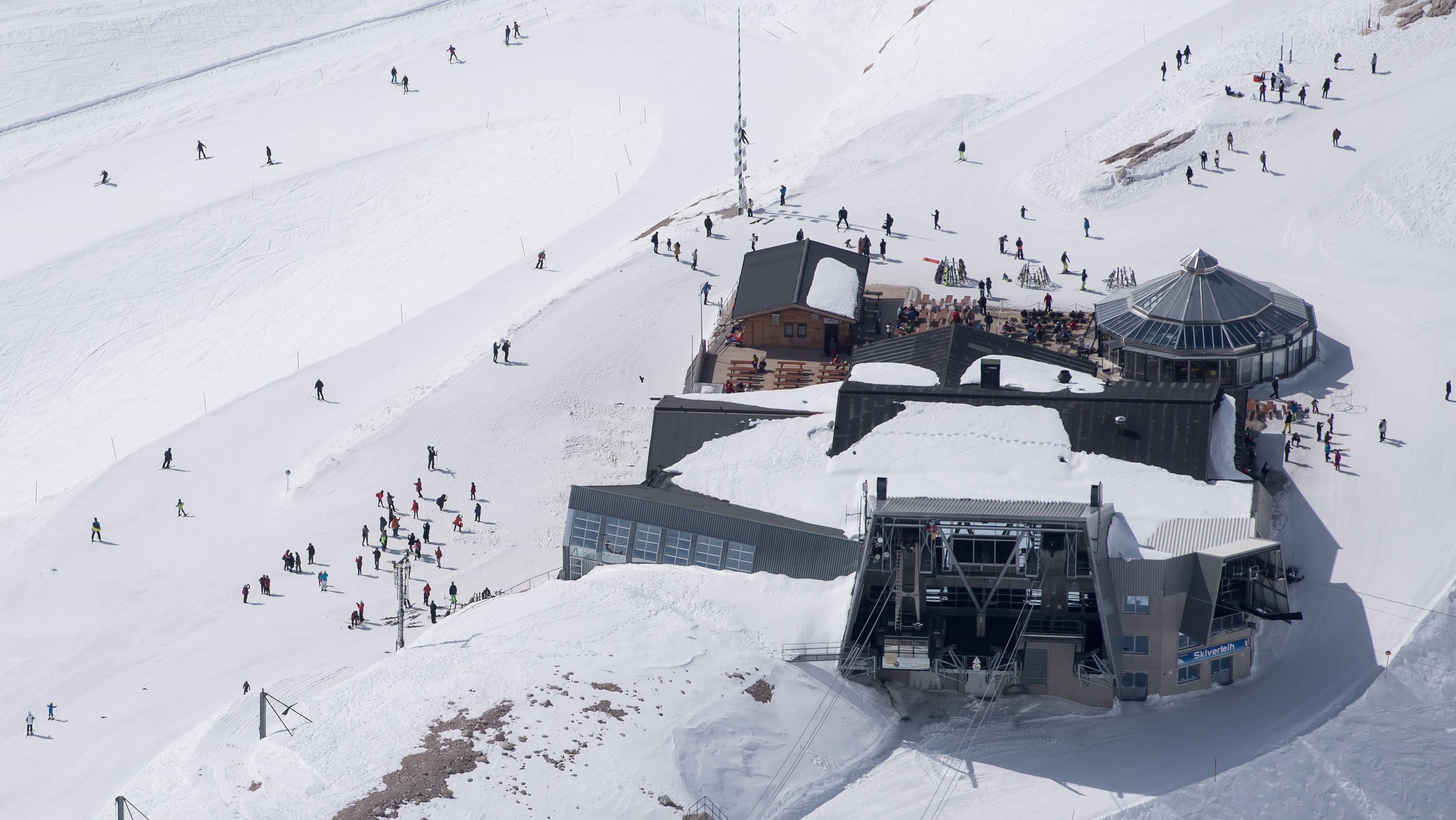 Schock-Studie zeigt: Es ist schon fast zu spät - Gletscher werden weiter schmelzen ARCHIV - 02.04.2017, Bayern, Garmisch-Partenkirchen: Ausflügler nutzen auf dem Gletscher an der Zugspitze das schöne Wetter für einen Skiausflug. (zu dpa «Traumhafte Pistenbedingungen - Garmisch verlängert die Saison» vom 02.03.2018). Foto: Sven Hopp