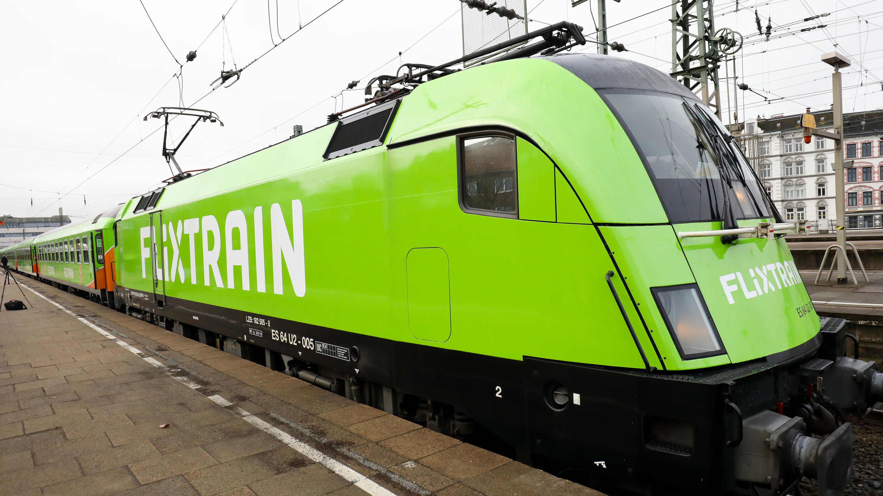 Billig-Konkurrenz für ICE & Co.: Was taugt der 'Flixtrain'? 23.03.2018, Hamburg: Der neue Fernzugs FlixTrain steht vor seiner Premierenfahrt auf dem Bahnhof Altona. Der Flixtrain ist pünktlich zu seiner ersten Reise von Hamburg nach Köln gestartet. Reisende zwischen den beiden Städten können nun dauerhaft mit