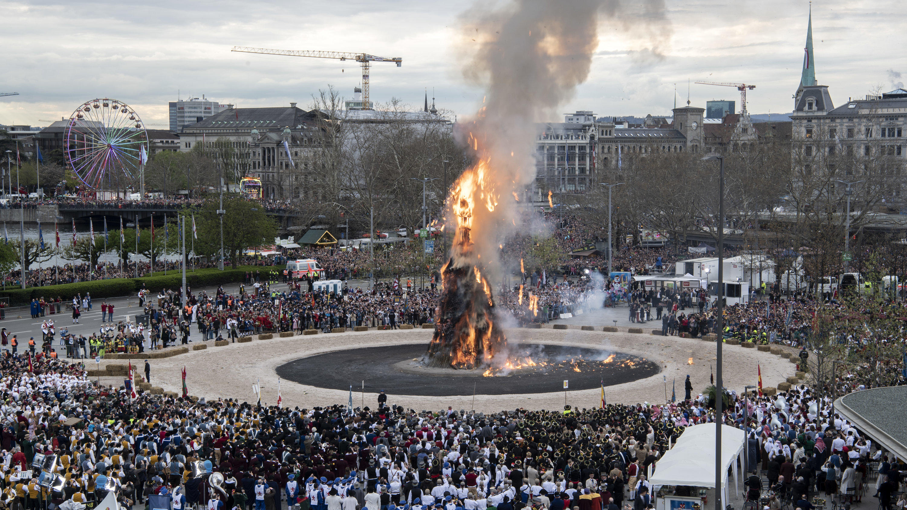 Die Frage aller Fragen beim Wetter: Wird der Sommer 2021 nun gut oder nicht? Der Kopf des «Böögg», einem mit Knallkörpern gefüllten Schneemann, brennt auf dem Sechseläutenplatz während des traditionellen Sechseläuten. Mit dem Sechseläuten feiern die Menschen in Zürich das offizielle Ende des Winte