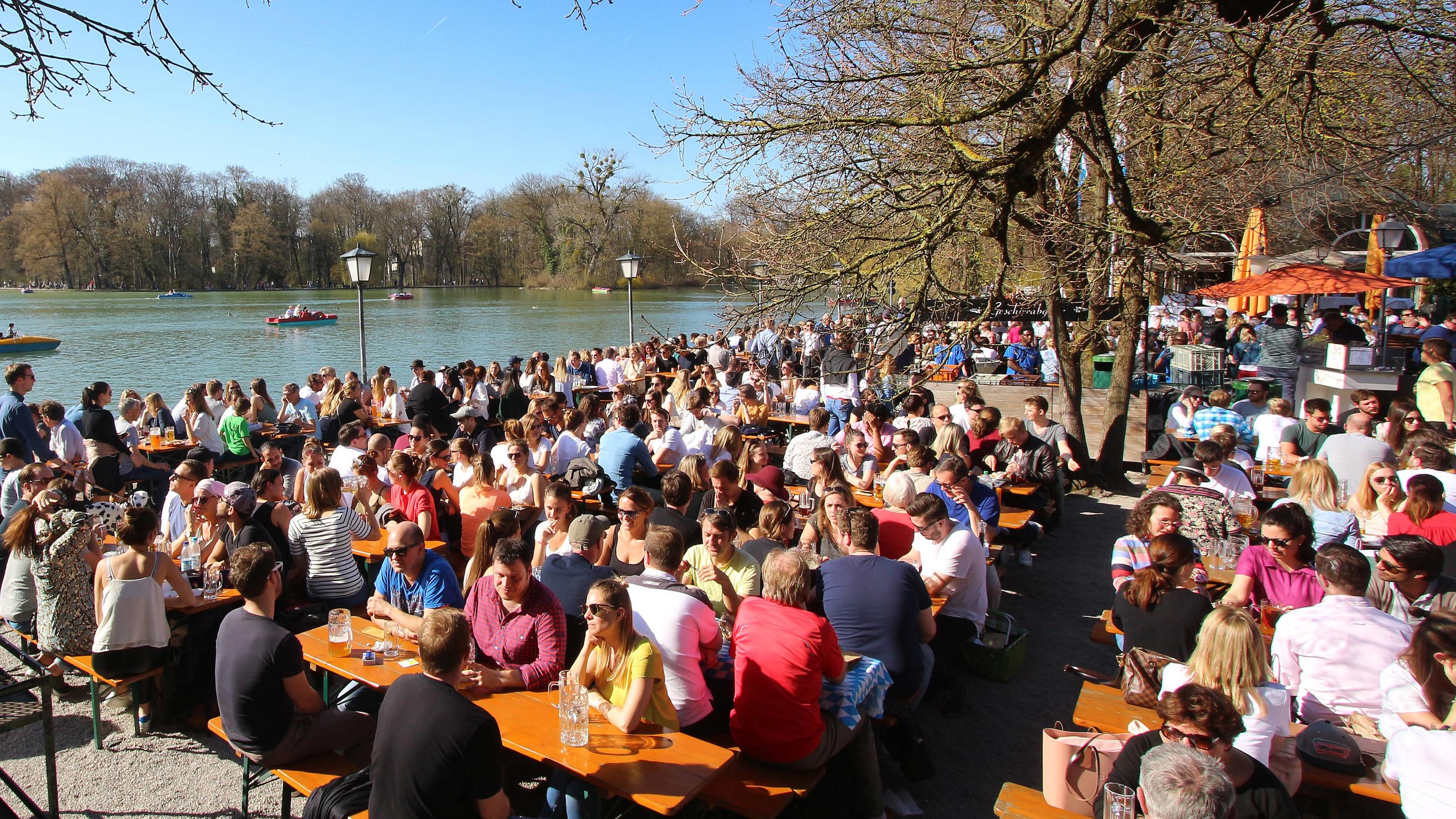 Das wird ein kurioses Wochenende: Erst Nachtfrost, dann bis zu 30 Grad Frühlingserwachen bei frühsommerlichen Temperaturen und strahlendem Sonnenschein im voll besetzten Biergartenn Kuffler s Seehaus am Kleinhesseloher See im Englischen Garten, München, Bayern, Deutschland
