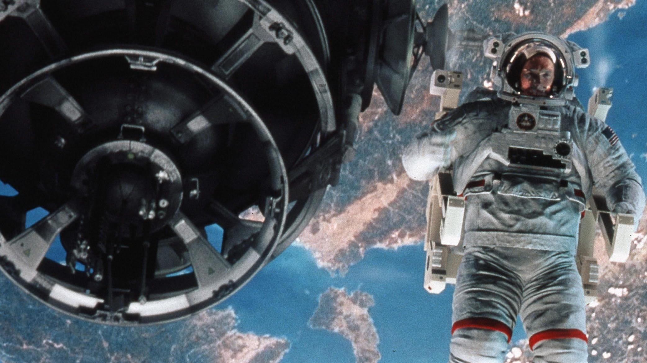 Zum Tag der Sonne am 3. Mai: Sonnenaktivität schwächelt - kommt eine 'kleine Eiszeit'? Der frühere Testpilot Hawk (Tommy Lee Jones) fliegt noch einmal in den Orbit, um dort einen veralteten russischen Satelliten zu reparieren.