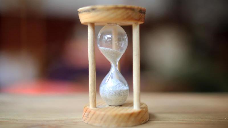 Zeitempfinden während Corona: Warum rennt uns die Zeit davon? Sanduhr