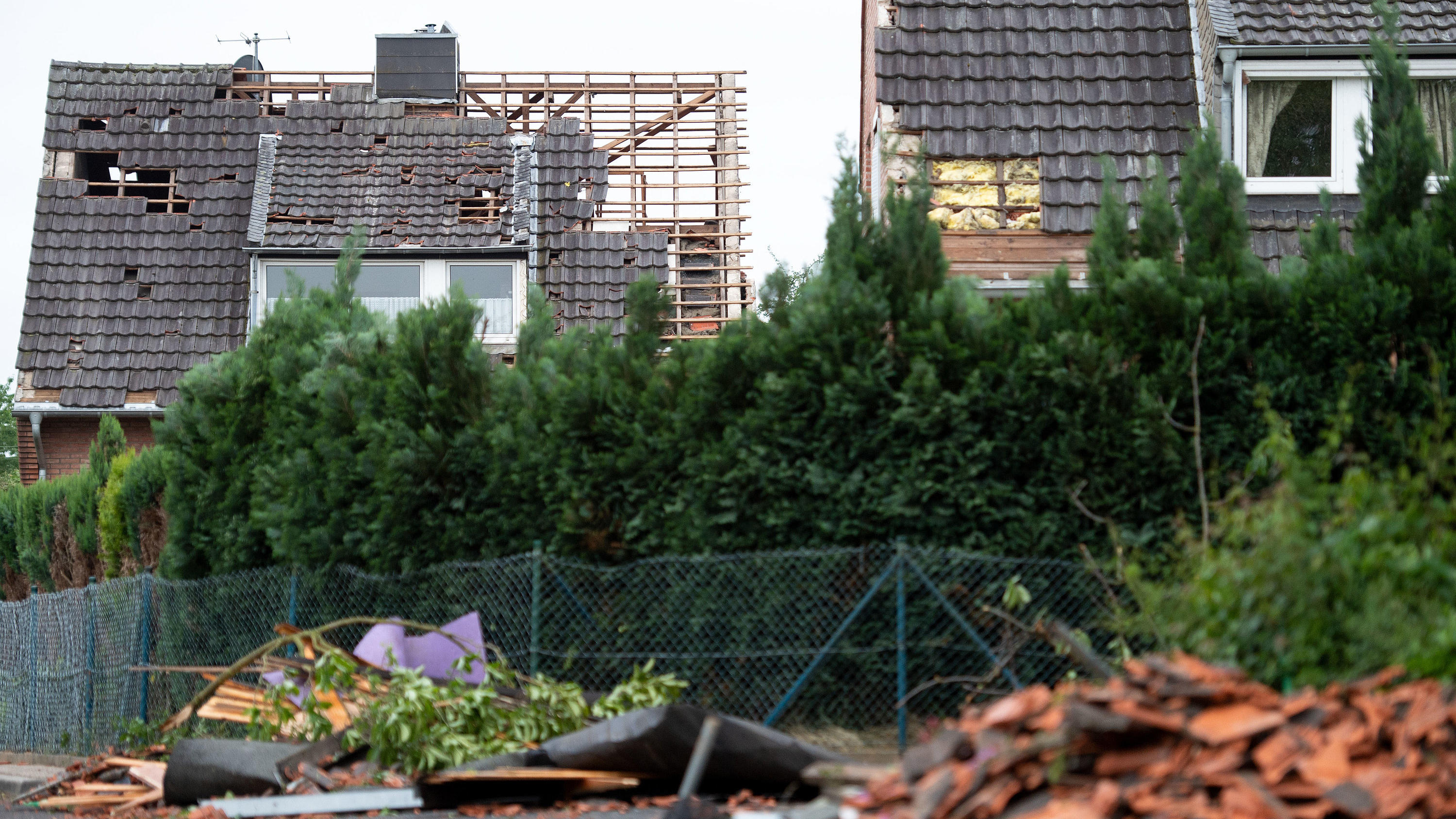 Fragen und Antworten zum Tornado über Viersen: Extrem ungewöhnlich aber möglich 17.05.2018, Nordrhein-Westfalen, Viersen: Ein bei einem Wirbelsturm abgedecktes Hausdach im Ortsteil Boisheim. Ein Tornado hat am Mittwochabend im Raum Viersen gewütet und mindestens zwei Menschen verletzt, einen davon schwer. Foto: Marius Becker/dpa