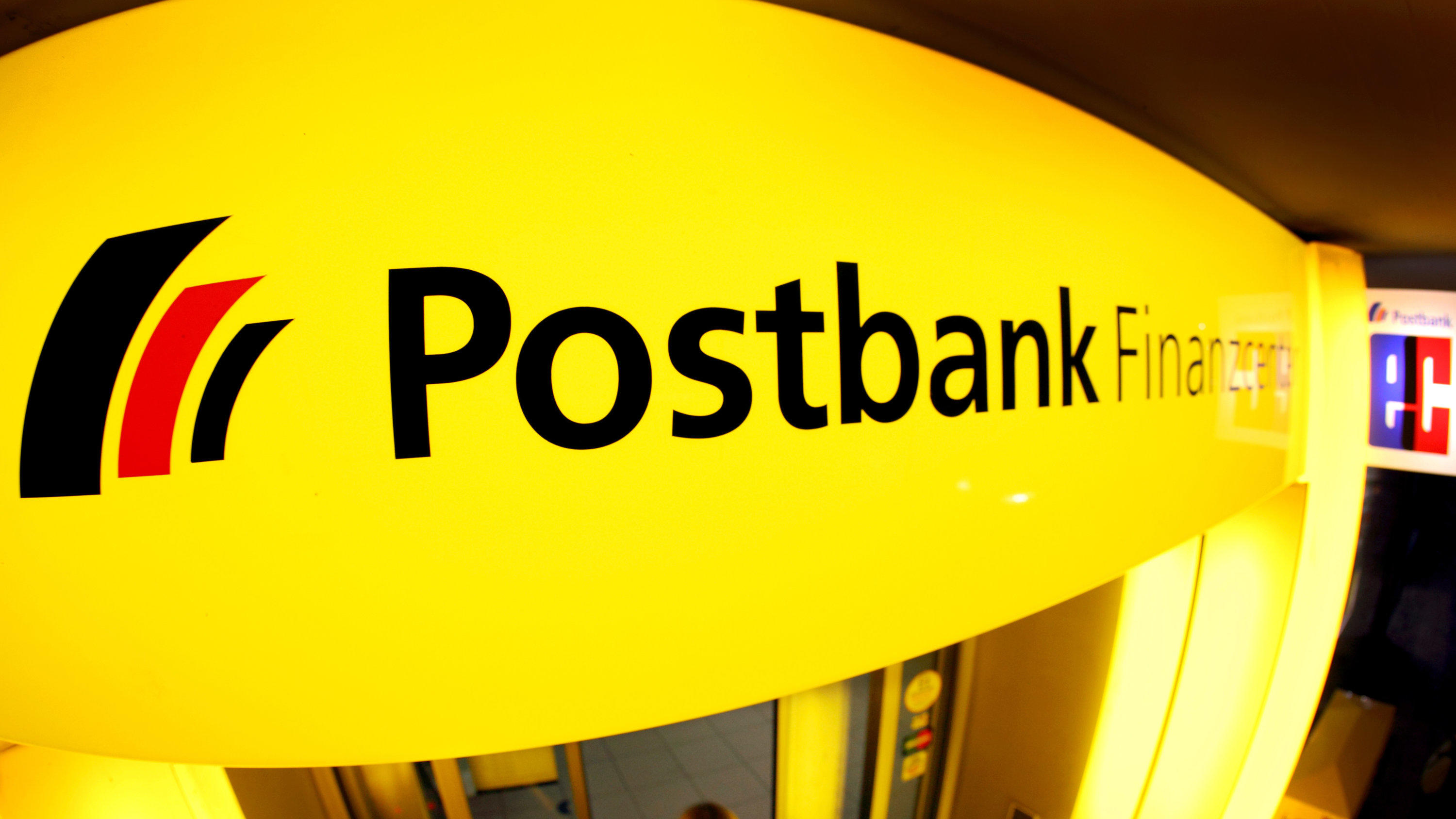 Postbank schließt mehr Filialen als geplant ARCHIV - 01.12.2011, Nordrhein-Westfalen, Düsseldorf: Das Logo der Postbank, aufgenommen über dem Eingang einer Filiale. (zu dpa «Bericht: Postbank schließt bis Ende 2018 mehr als 100 Filialen» 20.05.2018) Foto: Martin Gerten/dpa +++ dpa-Bildfunk +++