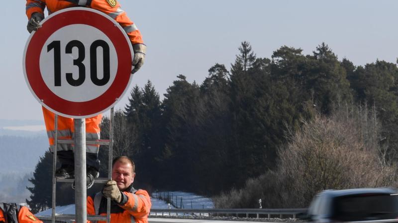 Grüne wollen Bundestag über Tempolimit 130 abstimmen lassen Ein Schild zur Geschwindigkeitsbegrenzung wird montiert