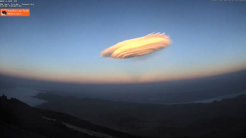 Seltsame Ufo-Wolke über Spaniens höchstem Berg Seltsame Ufo-Wolke über Spaniens höchstem Berg