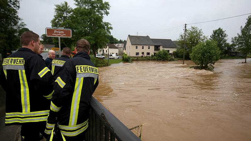 Riesige Wassermassen reißen alles mit Unwetter im Westen Deutschlands