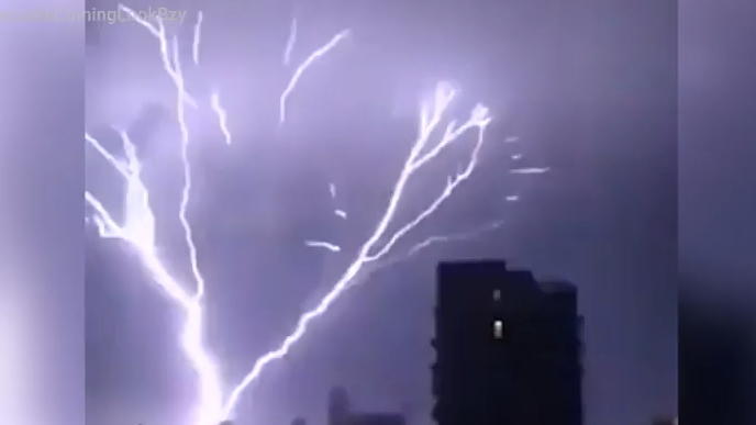 England: Gewitter zeigt sogenannten 'Crawler' Krasser Blitz, der regelrecht in den Himmel schießt