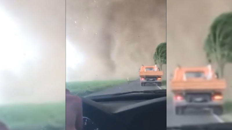 Verrückte Bilder aus Viersen Autofahrer fährt mitten in den Tornado am Niederrhein