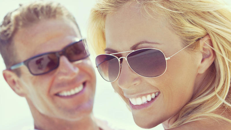 Sonnenstrahlen schaden Netzhaut Deshalb sollten Sie im Urlaub Sonnenbrille tragen