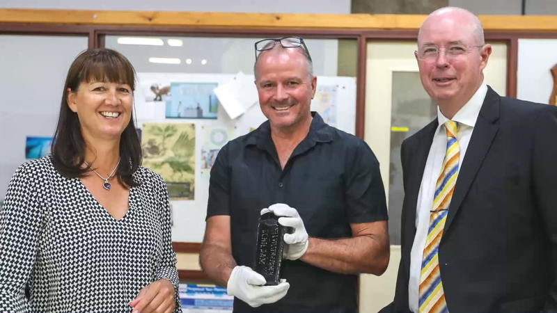 Deutsche Seefahrer warfen sie 1886 über Bord Australische Familie findet älteste Flaschenpost der Welt