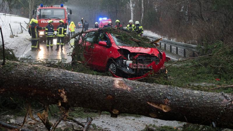 Und nach dem Sturm kommt das Hochwasser Sturmtief 'Burglind' richtet schwere Schäden an