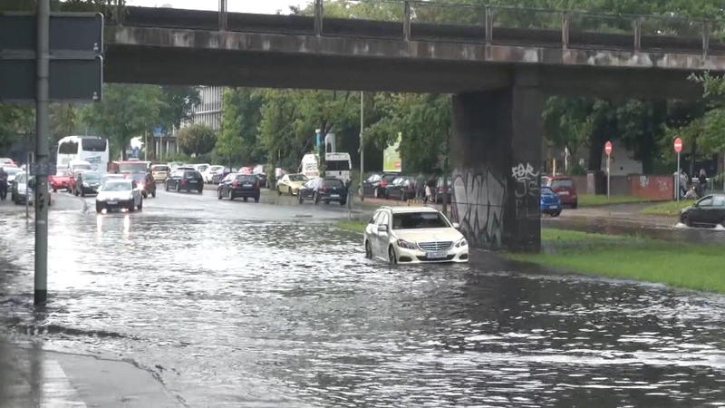 Autos blieben in Unterführungen stecken August 2017: Wolkenbruch über Duisburg