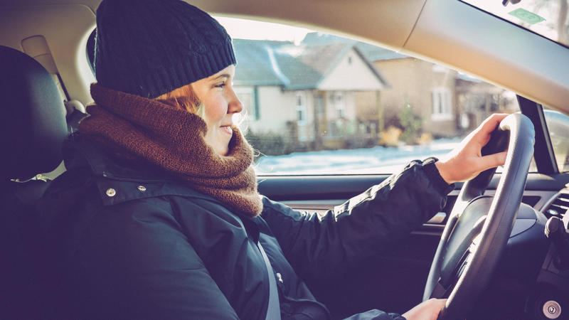 Es kann zu schlimmen Verletzungen kommen Winterjacke im Auto nie anlassen!