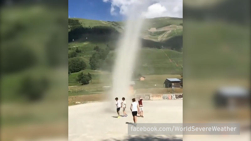 Sandsturm mitten auf dem Fußballplatz Dieser Staubteufel will wohl mitspielen
