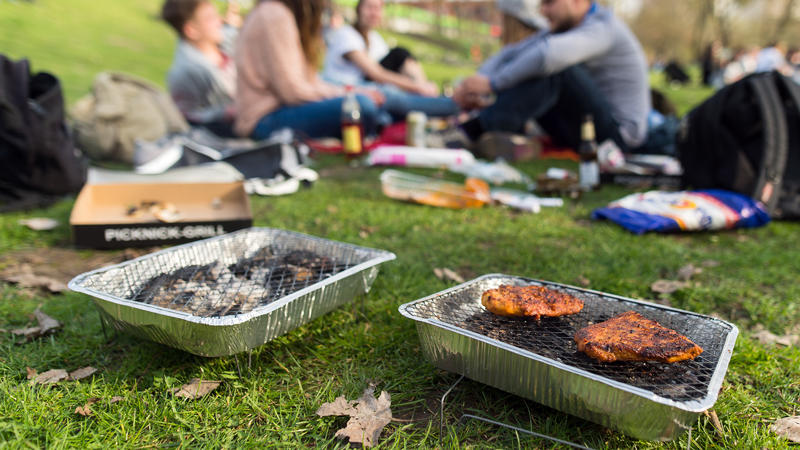 Einweggrills können extrem gefährlich werden So hoch ist die Brandgefahr auf Wiesen und Co.