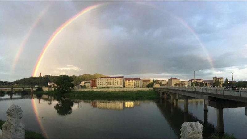Wunderbares Naturschauspiel Sooooo schön! Ein doppelter Regenbogen mit Spiegelung