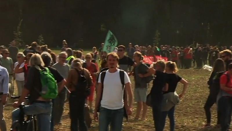 Tausende friedliche Demonstranten - aber weiterhin Gewalt Hambacher Forst: Proteste gegen Braunkohle gehen weiter