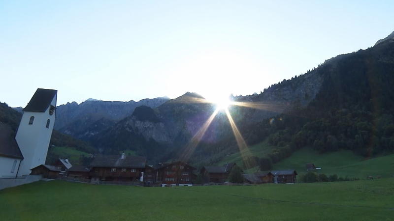 Wenn die Sonne durch den Berg scheint Fantastisch-schönes Naturspektakel