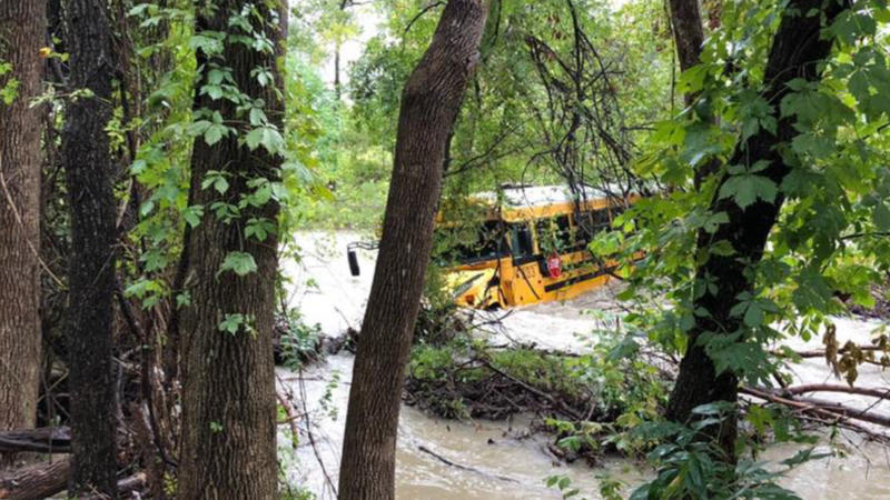 Sperrungen fahrlässig ignoriert Busfahrer lenkt Schulbus ins Hochwasser