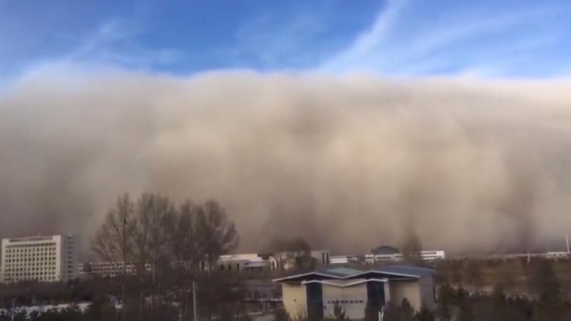 Krasser Sandsturm in China Eine 100 Meter hohe Wolke verschluckt die Stadt