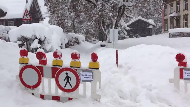 Extreme Neuschneemengen Ganze Orte nicht mehr erreichbar
