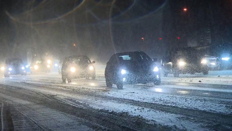 Verkehrsprobleme und Wintervergnügen Schneefall im flachen Westen
