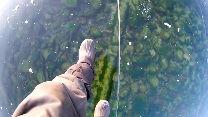 Über den Baikalsee laufen Spektakulärer Blick durch das Eis