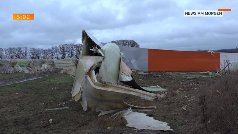 Sturm richtet Schäden an Windkraftanlage zerlegt
