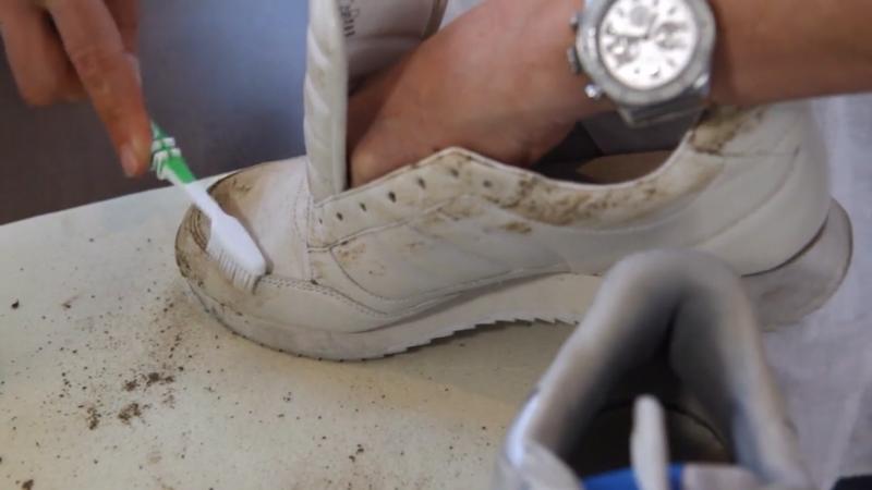Hacks von Profi Gisela So werden weiße Sneakers wieder richtig sauber
