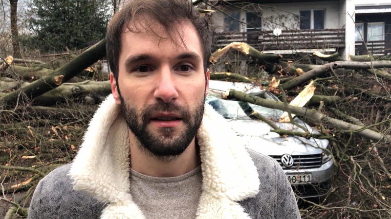 Schäden durch umgestürzte Bäume Sturm Eberhard: Dieser Mann verlor sein Auto