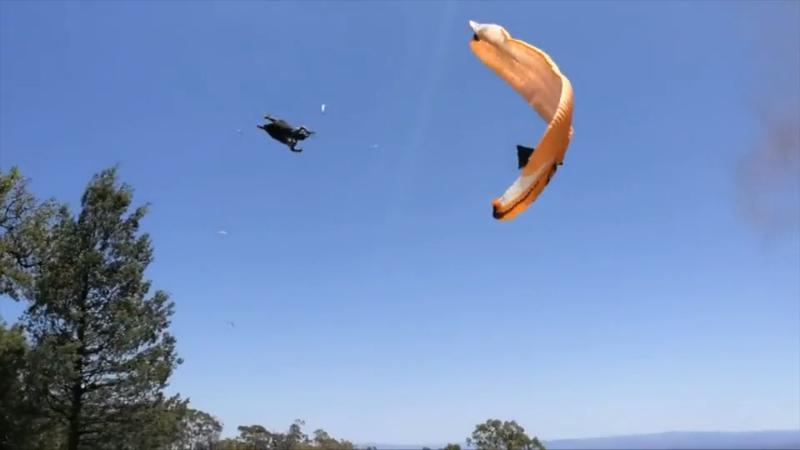 Gerade noch mal gut gegangen Paraglider wird von Windhose mitgerissen